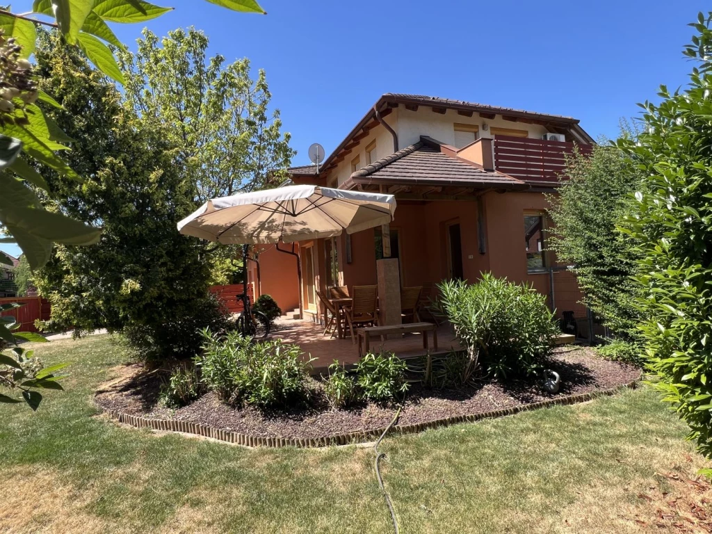 Eladó 175 m2 családi ház, Győrújfalu