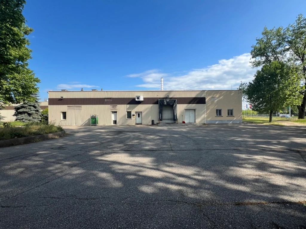 Eladó 3109 m2 ipari, keresk. épület, Győr