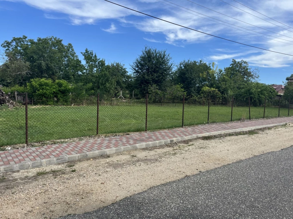 Eladó 897 m2 építési telek, Tét