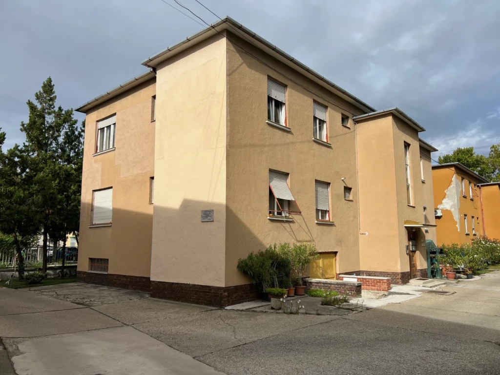 Tágas, világos tégla lakás eladó Győr-Gyárváros közkedvelt lakóparkjában!