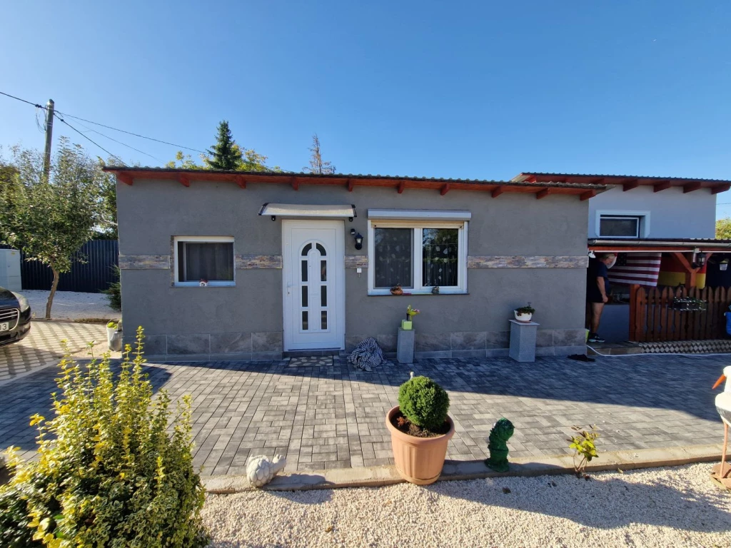 Győrság Halomalja Bercelben összesen 65m2-es zártkerti ingatlan eladó