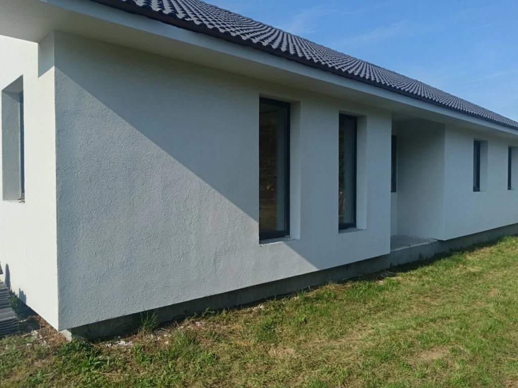 Győrújbarát, 111m2-es új építésű családiház eladó.