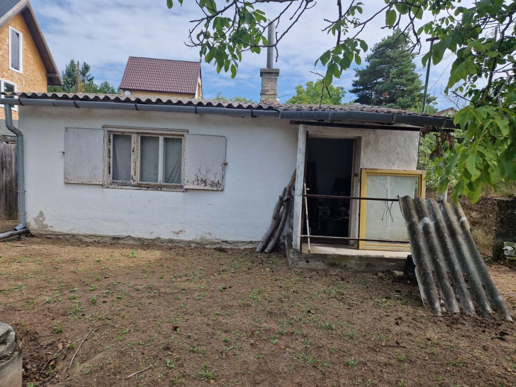 Győr-Győrszentiván, 1481m2-es zártkerti ingatlan kis házzal.