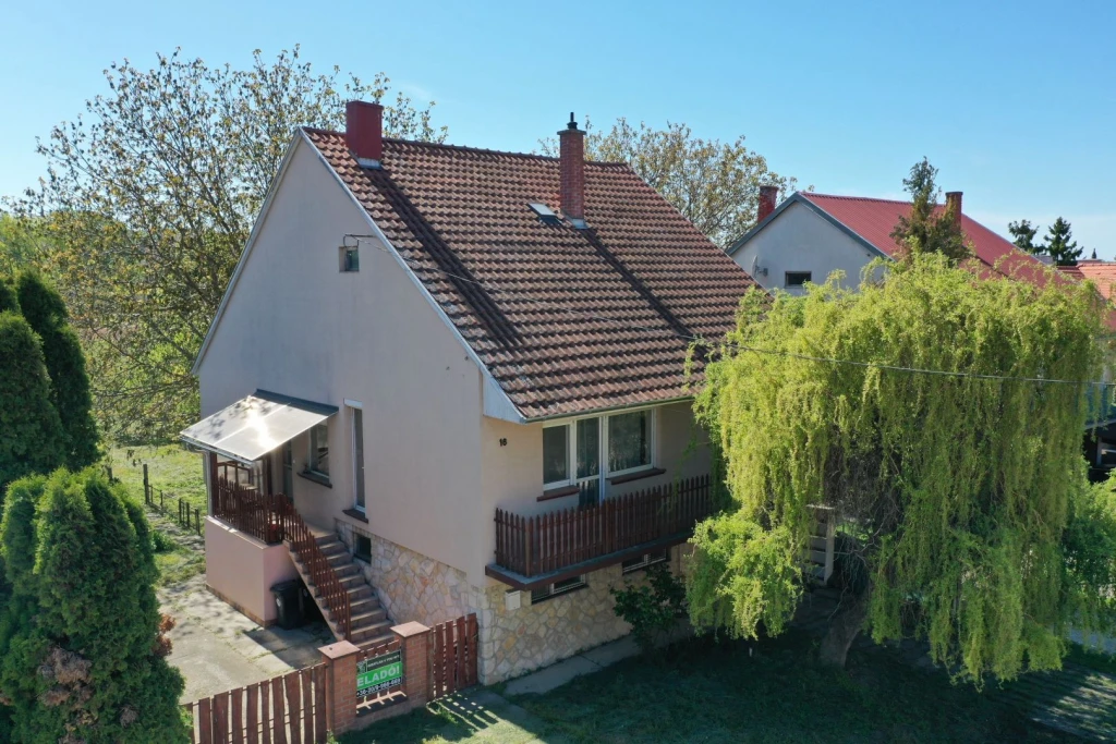 ELADÓ, AZONNAL KÖLTÖZHETŐ ÁLLAPOTÚ CSALÁDI HÁZ PANNONHALMÁN!