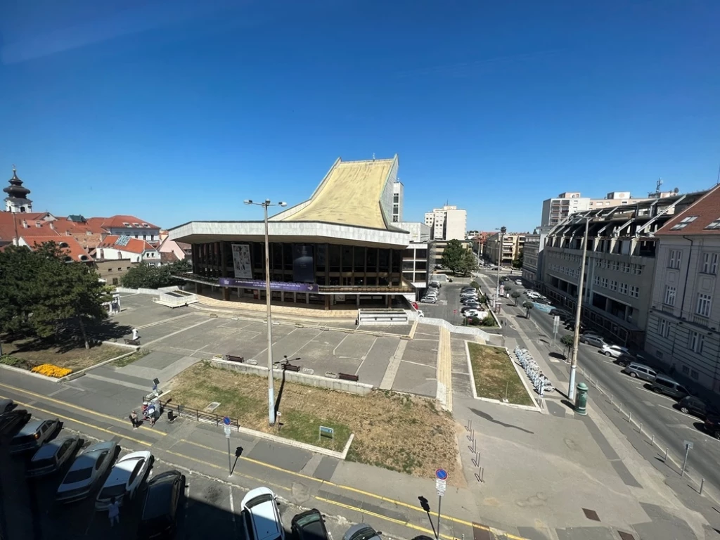 Kiadó 25 m2 iroda irodaházban, Győr