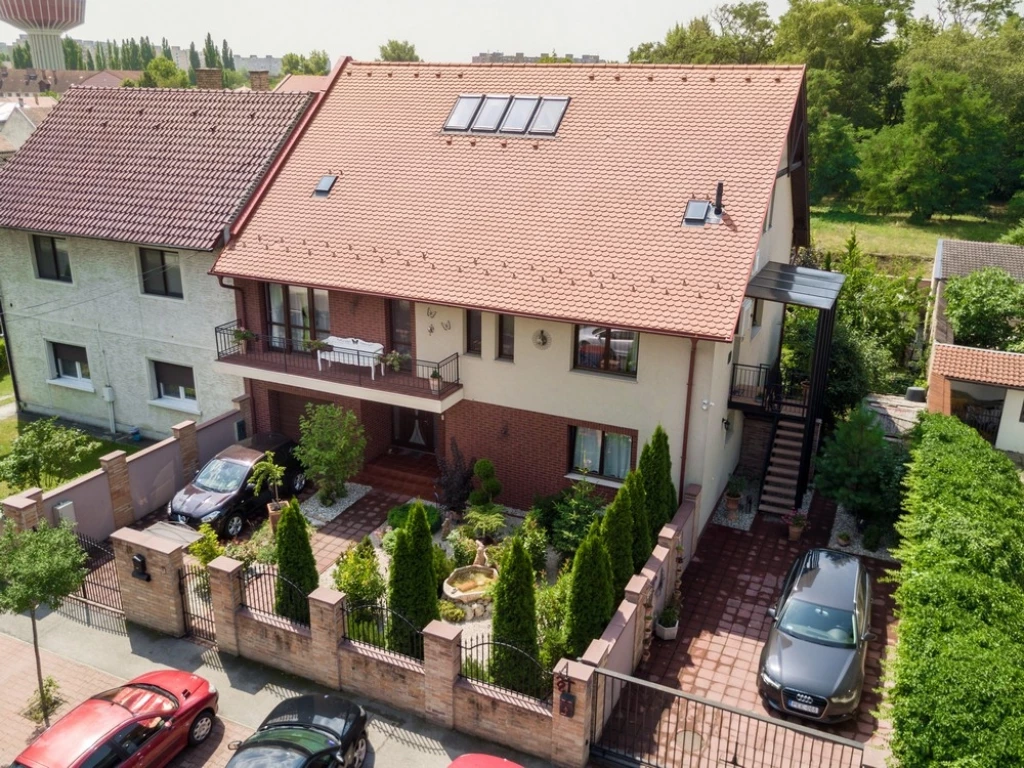 ELADÓ CSALÁDIHÁZ NÁDORVÁROSBAN, AMI IRODAHÁZNAK, ORVOSI RENDELŐNEK IS ALKALMAS!