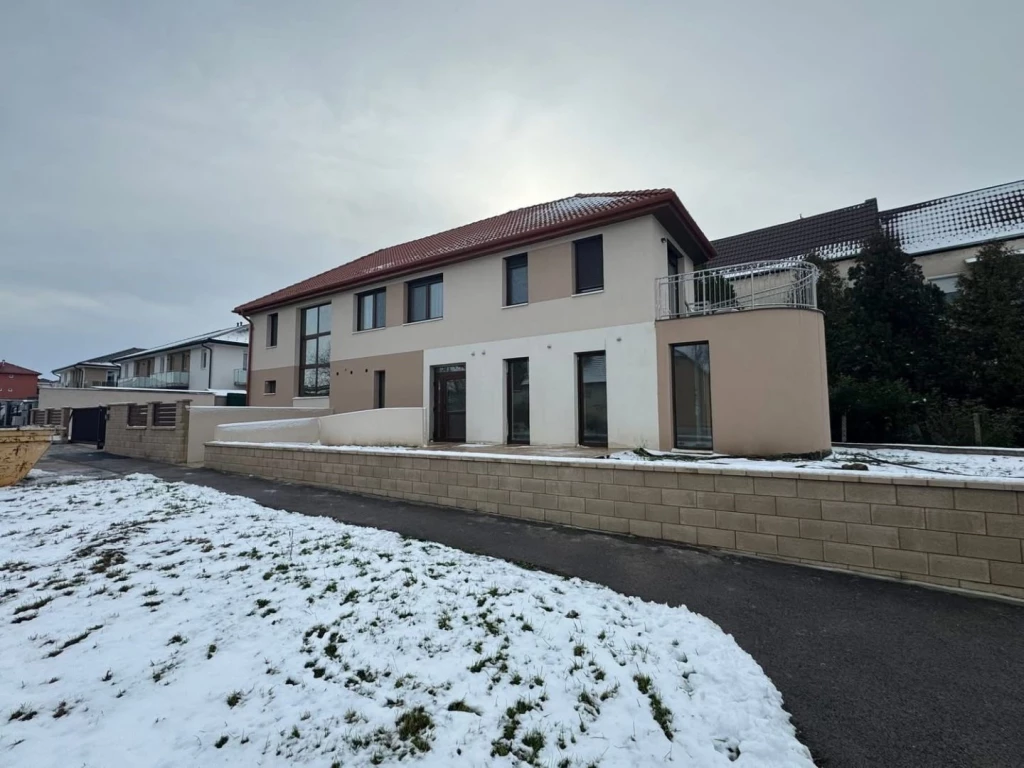 Kiadó 70 m2-es üzlethelyiség 100 m2-es terasszal