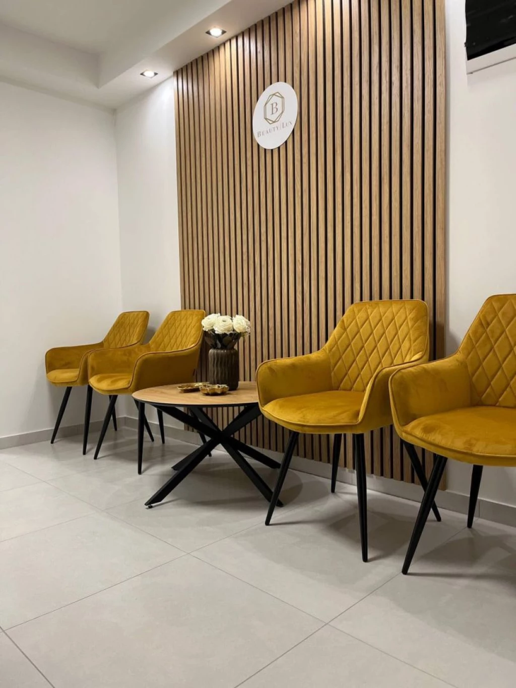 Eladó 80 m2-es üzlethelyiség Győr-Belváros