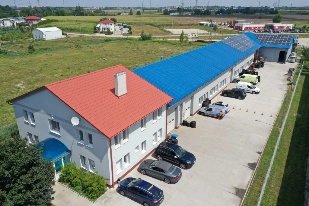 GYÁRTÁSRA ÉS RAKTÁROZÁSRA ALKALMAS, MODERN CSARNOK ELADÓ / KIADÓ GYŐRÚJBARÁTON