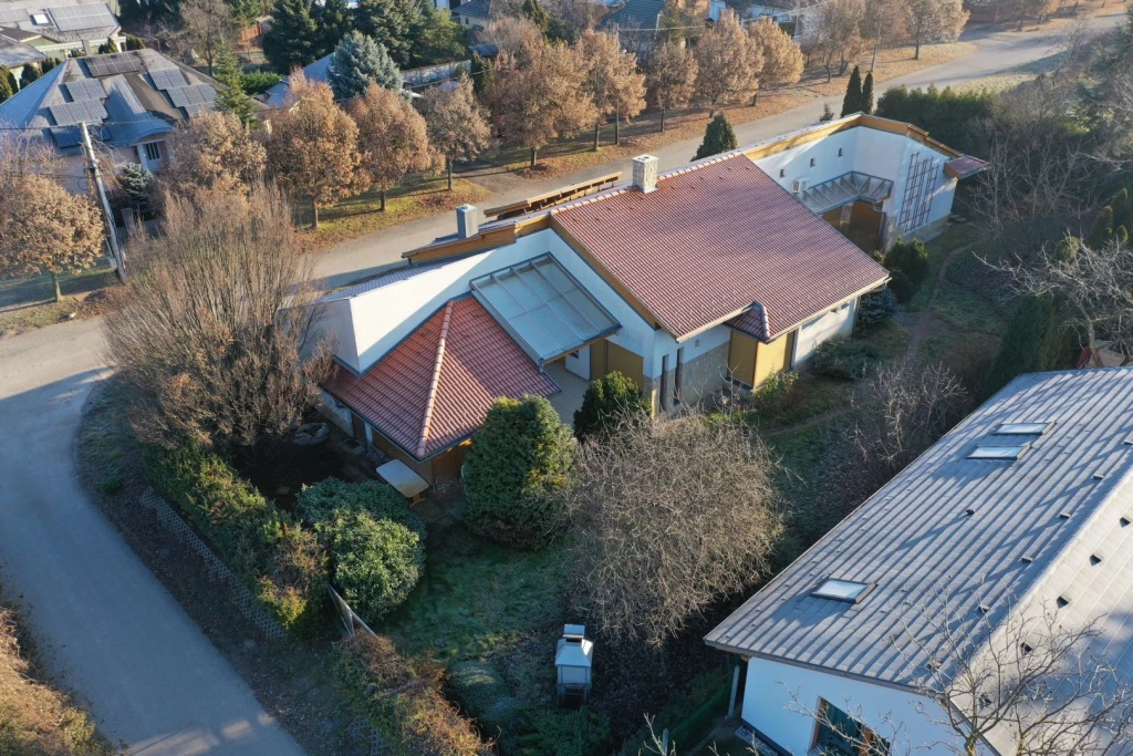 NYUGODT KÖRNYEZET – KIVÉTELES CSALÁDI HÁZ RÉVFALUBAN!