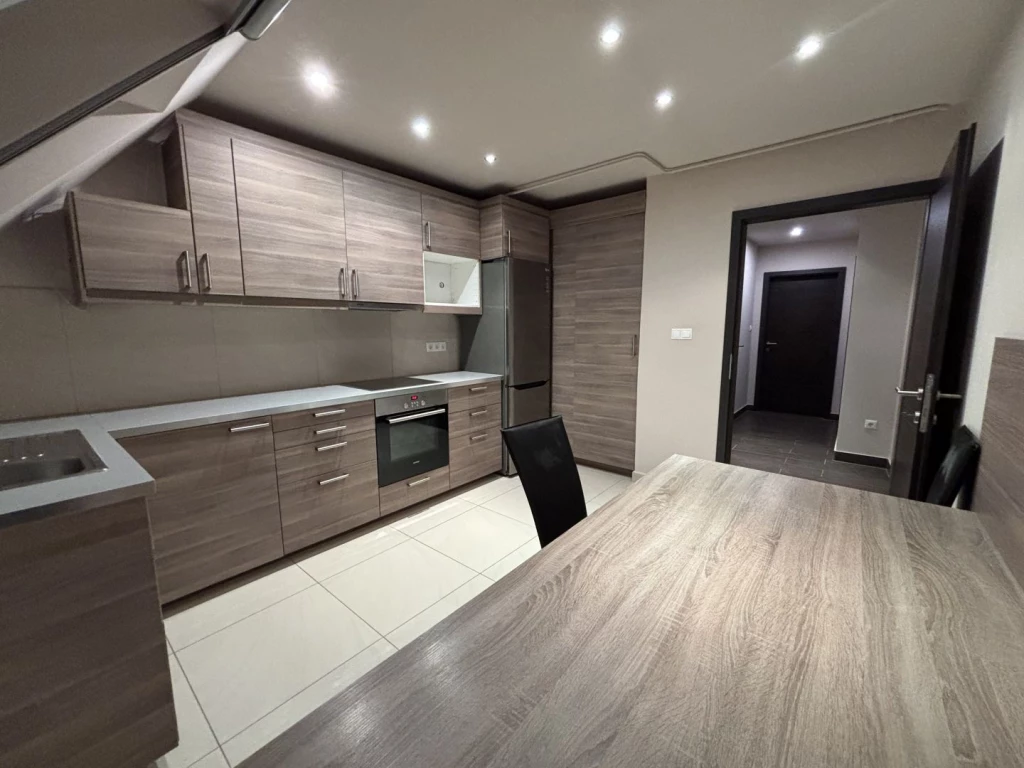 Eladó 70 nm-es téglalakás, Győr-Nádorváros