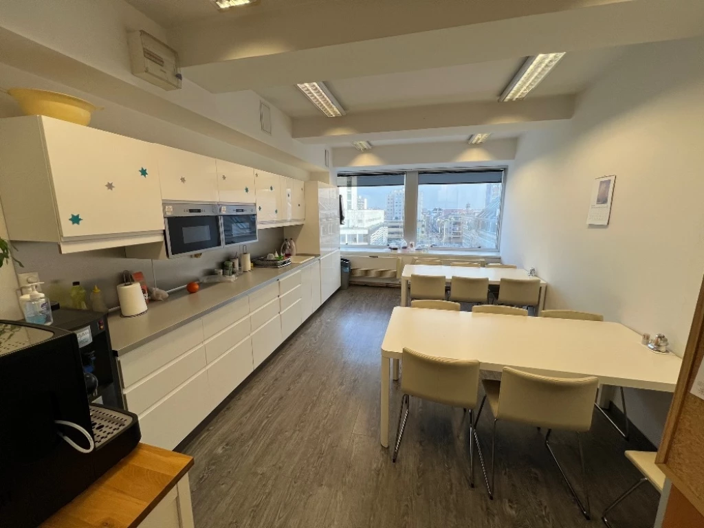 Kiadó 306 m2 iroda irodaházban, Győr