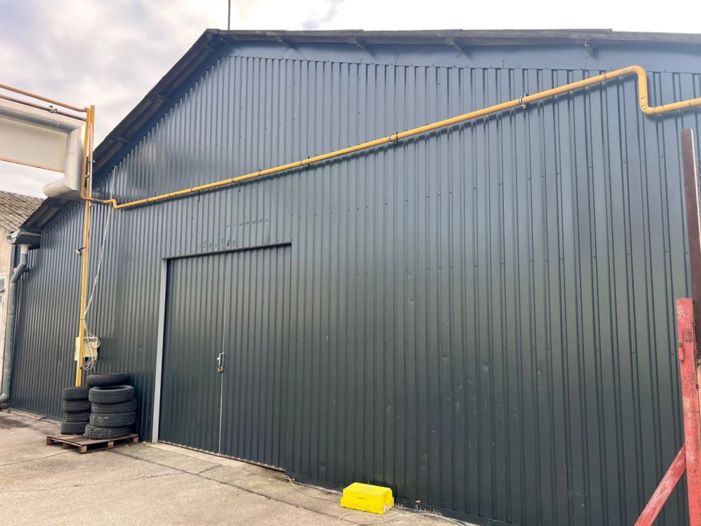 Kiadó 280 m2 ipari, keresk. épület, Győr