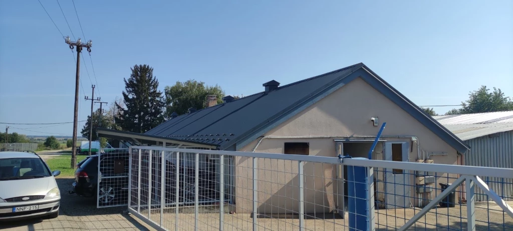 Műhely, raktár, irodával kiadó  a 81-es főút mellett!