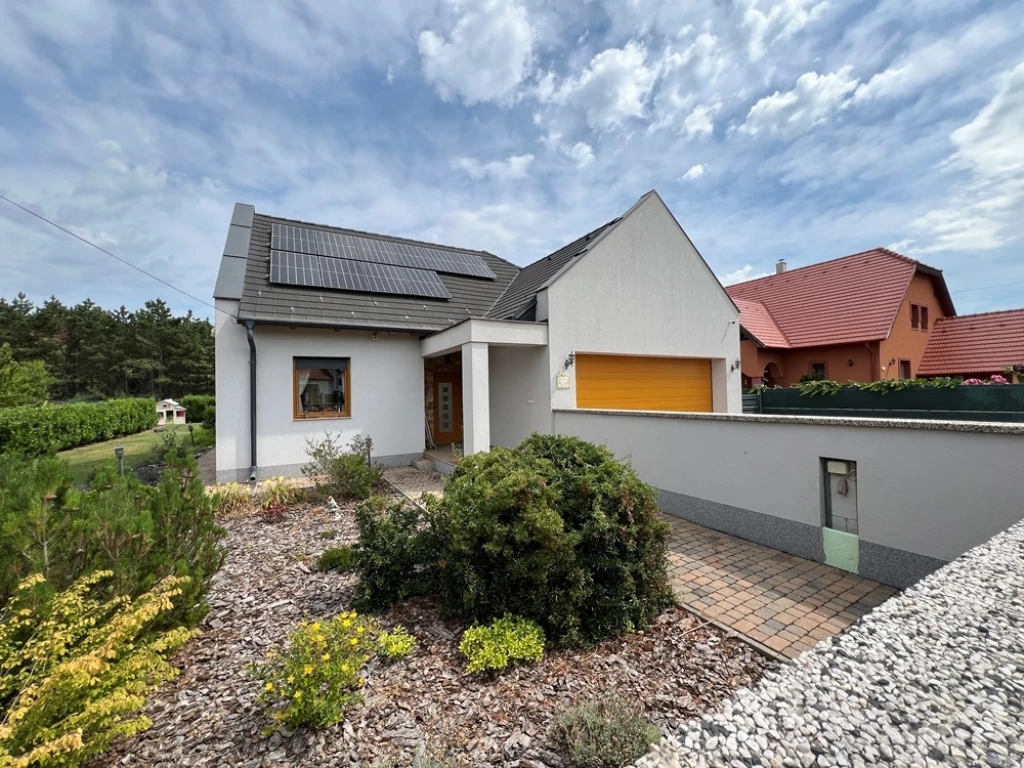 Eladó 141 m2 családi ház, Zánka