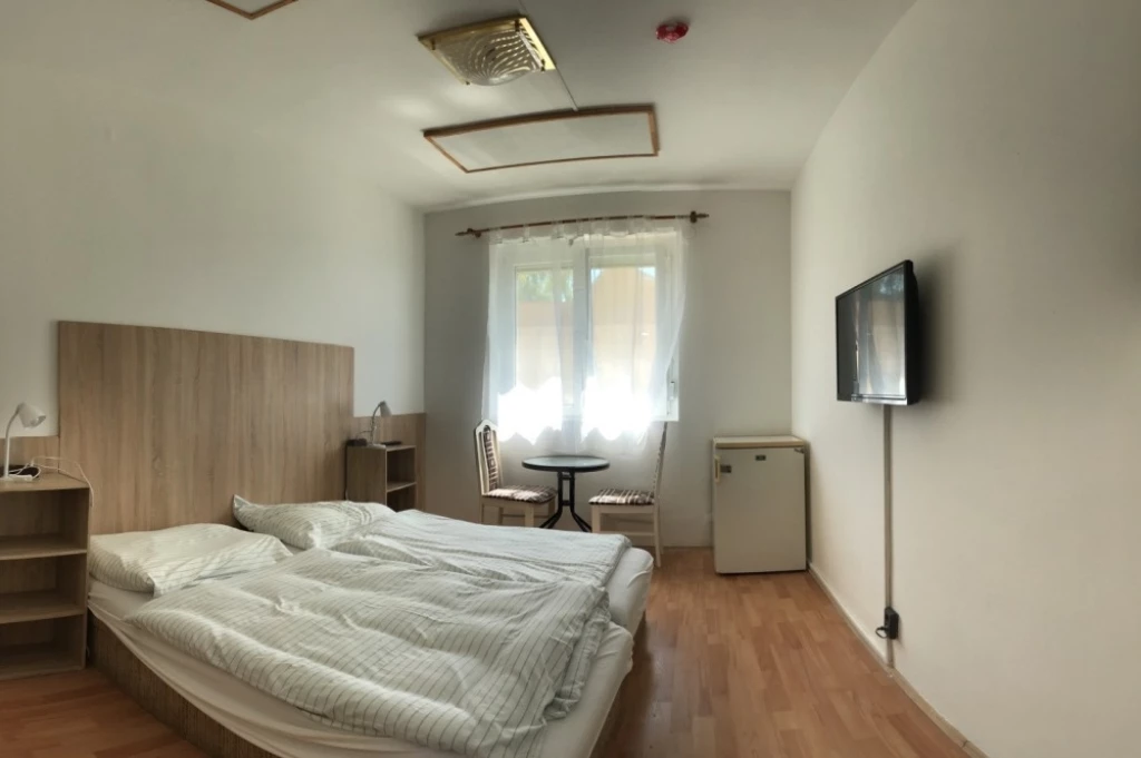 Eladó 956 m2 panzió, Győr