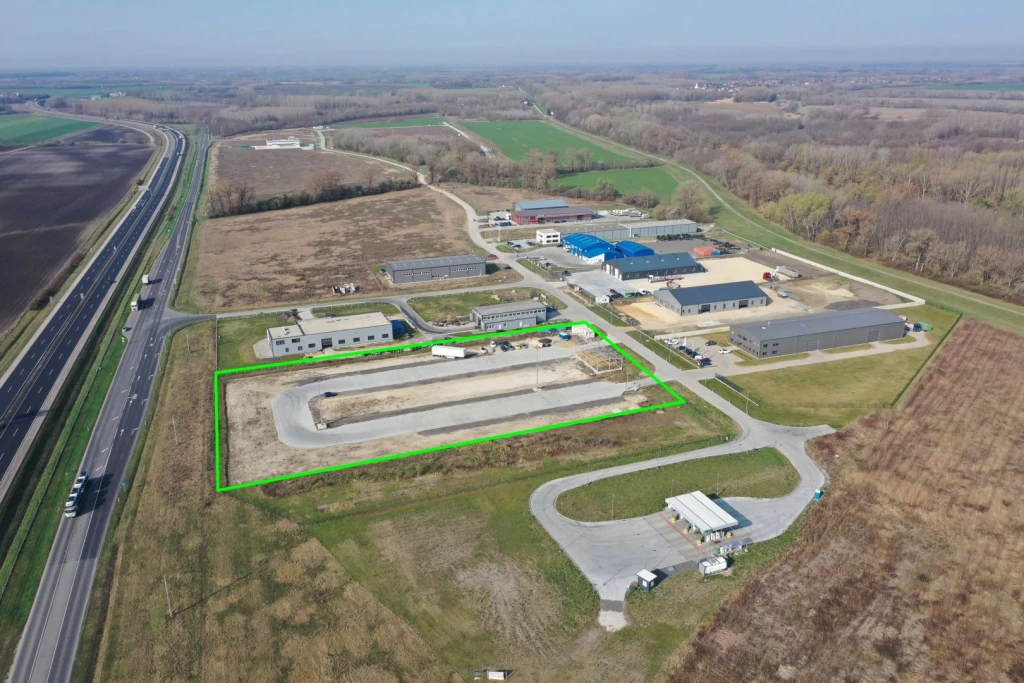 13.000 m2-es iparterület kiadó kamionparkolónak, kültéri tárolásra, kereskedelmi tevékenységre, Győr mellett, M1–M85 csomópontnál
