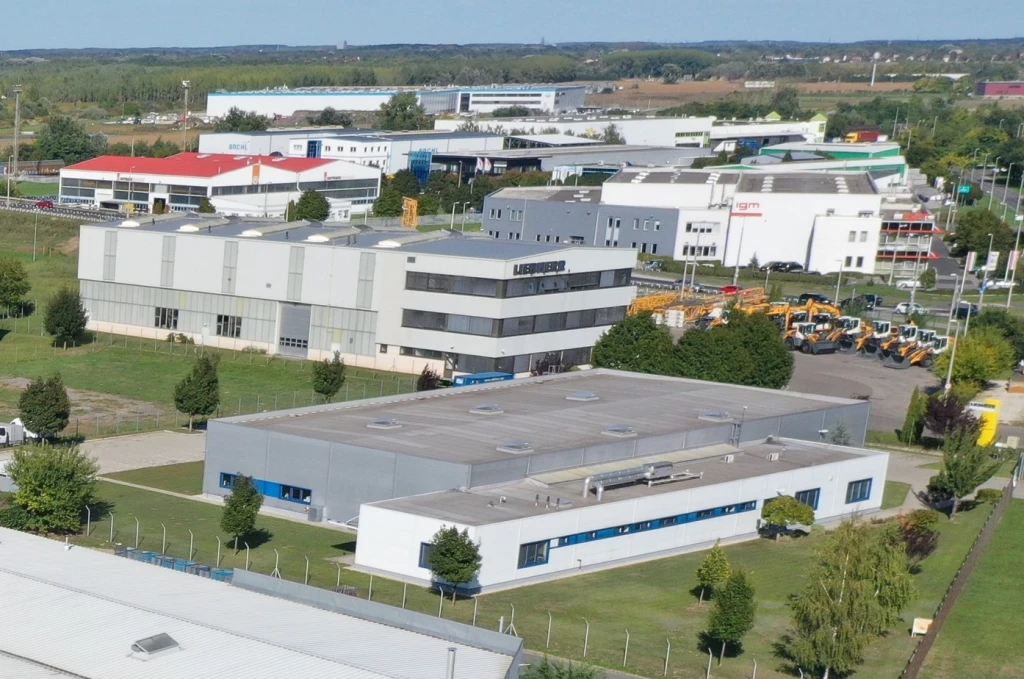 Hosszú távon bérbe adott ipari csarnok eladó Győr Ipari Parkban – stabil hozam, visszabérlő tulajdonos