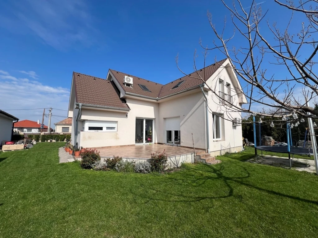 Eladó 202 m2 családi ház, Győrújbarát
