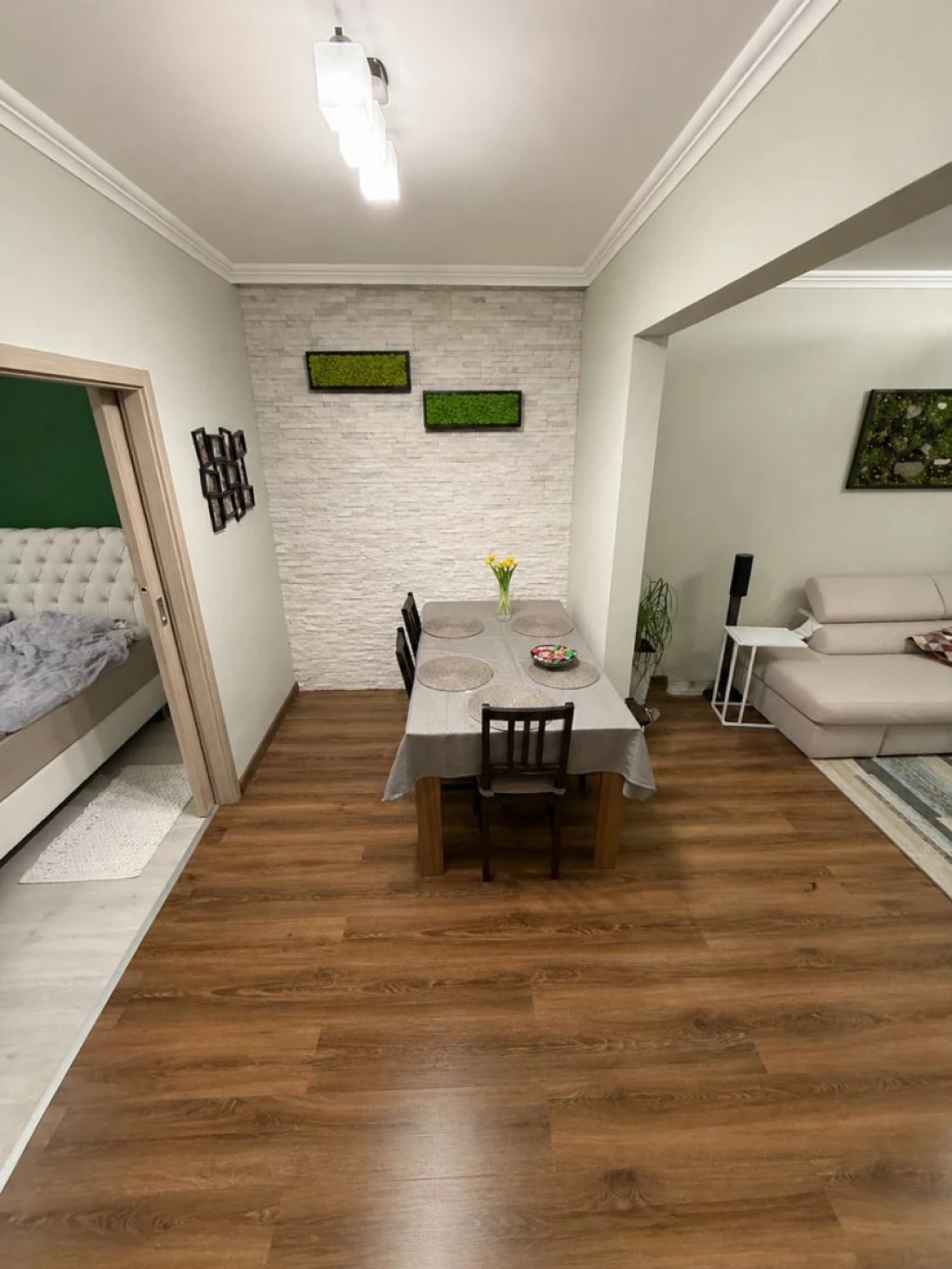 Nappali + 2 szobás, erkélyes, első emeleti lakás Győrben – igényes felújítással, beépített bútorokkal