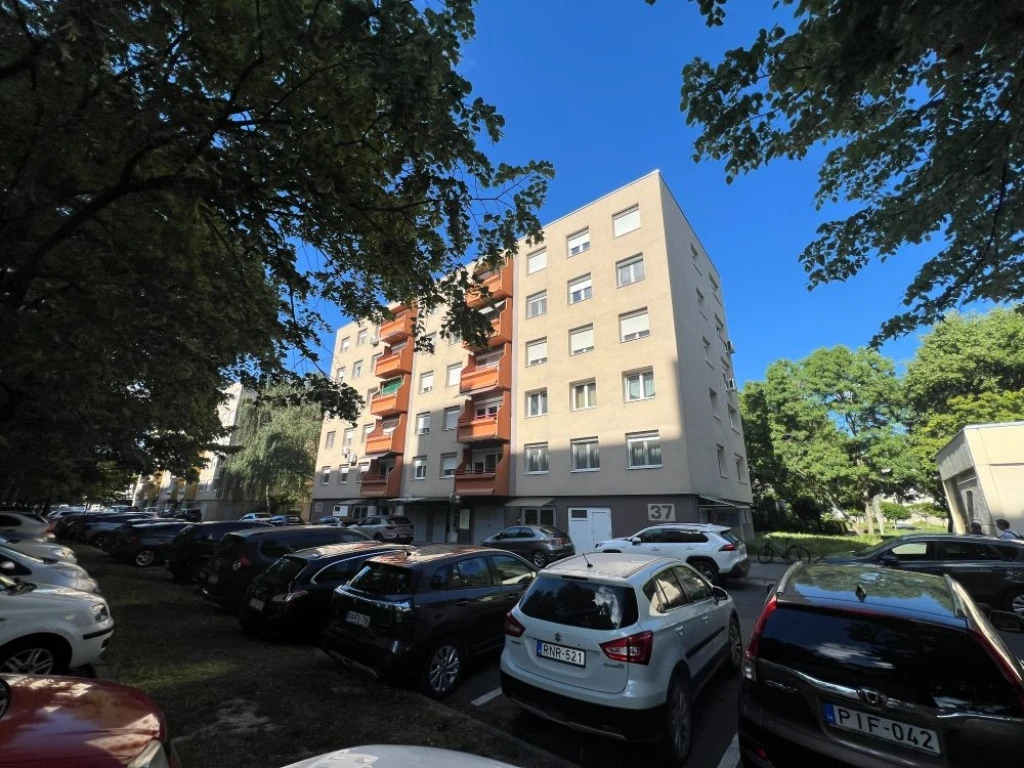 Eladó 68 m2 panel lakás, Győr