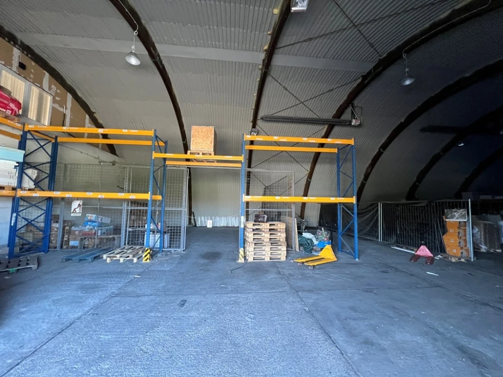 Kiadó 220 m2 ipari, keresk. épület, Győr