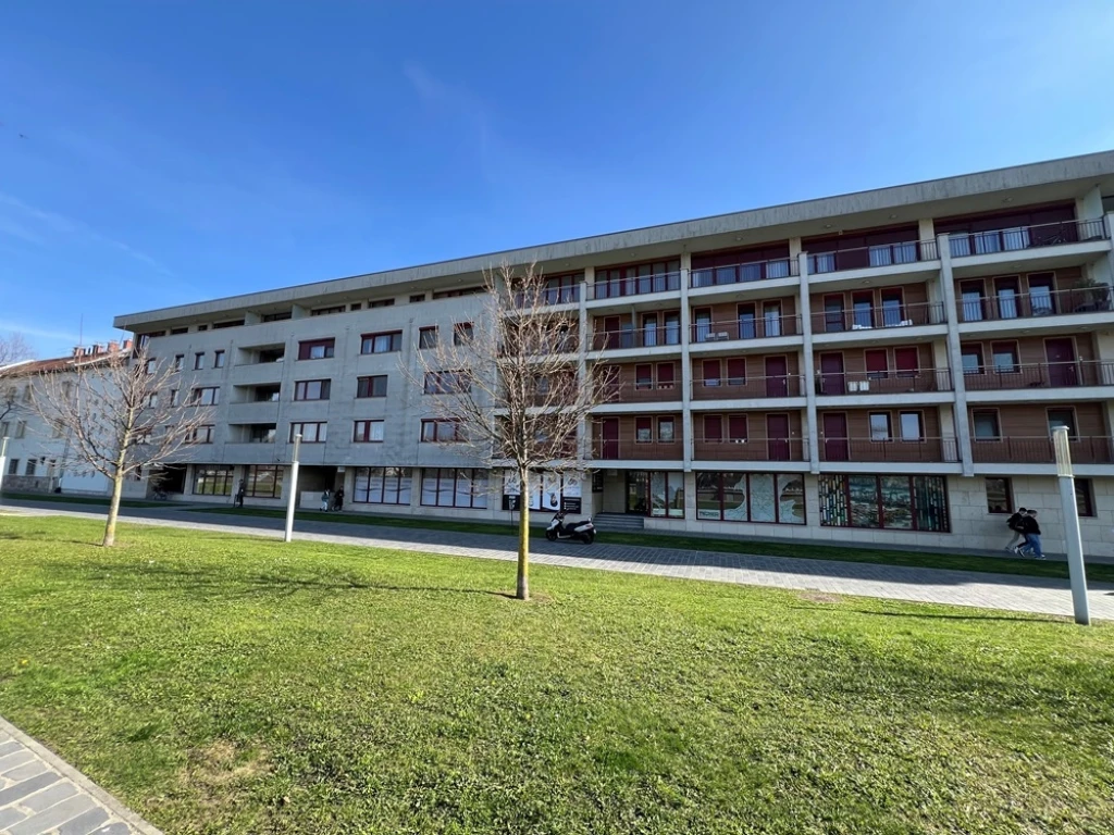 Kiadó 153 m2 tégla lakás, Győr