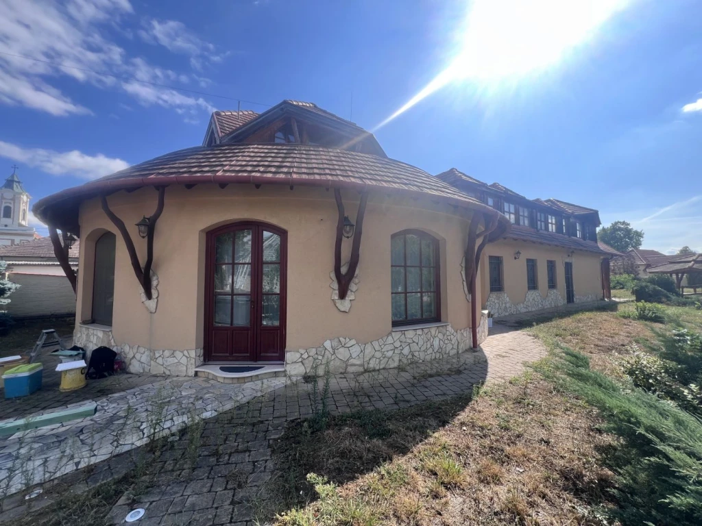 Sürgősen eladó Tényőn! 350 m2-es cégközpont és lakóingatlan – akciós nettó 149 M Ft