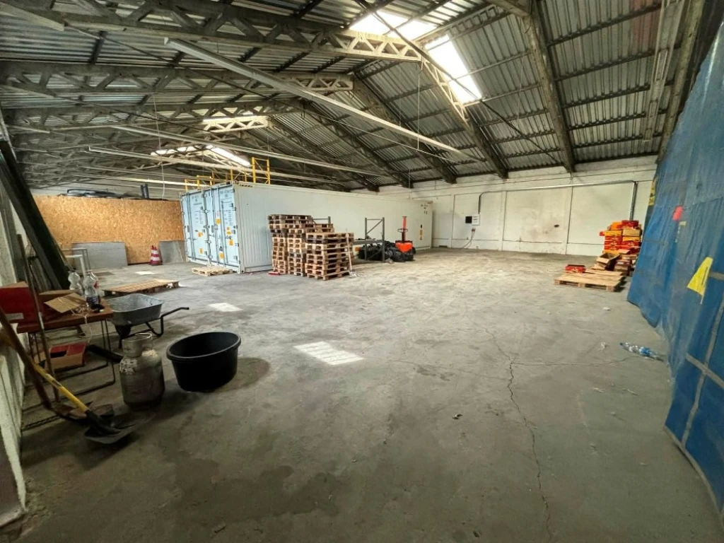Kiadó 340 m2 ipari, keresk. épület, Győr