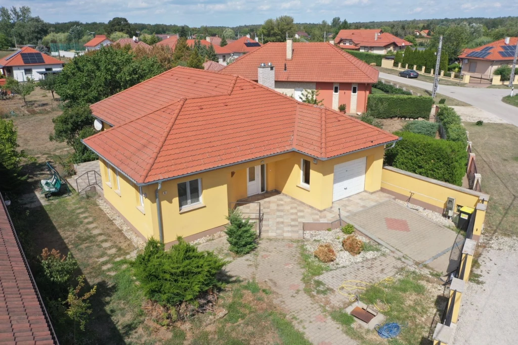 Természetre néző családi ház Győrszemere-Nagyszentpál egyik legjobb utcájában – 832 m2-es telken