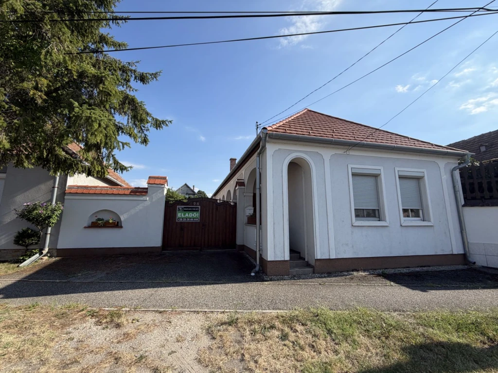 Eladó 120 m2 családi ház, Fertőhomok