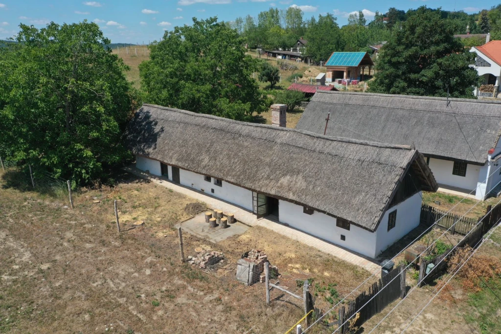 Autentikus nádtetős parasztház Tényő festői részén – 1 453 m2-es telken