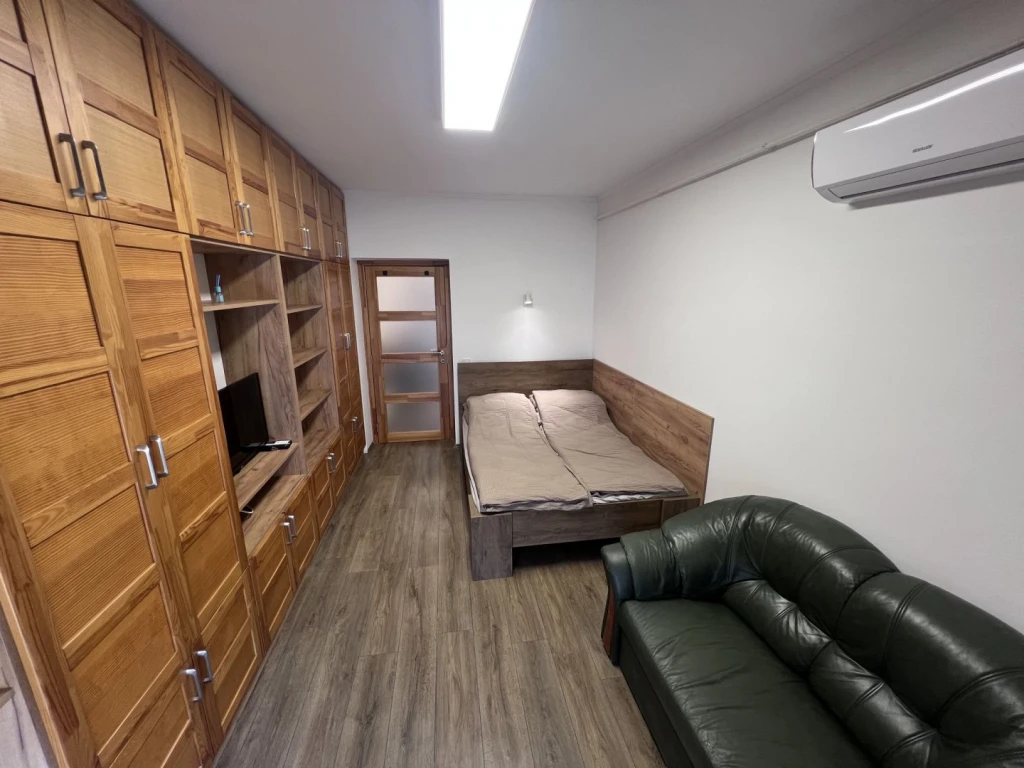 Teljesen felszerelt, erkélyes lakás kiadó Győr belvárosában, a Batthyány térnél