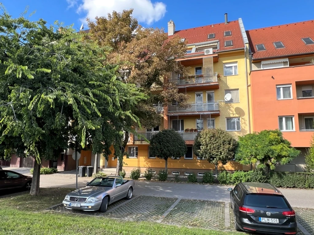 Kiadó 16 m2 egyedi garázs, Győr