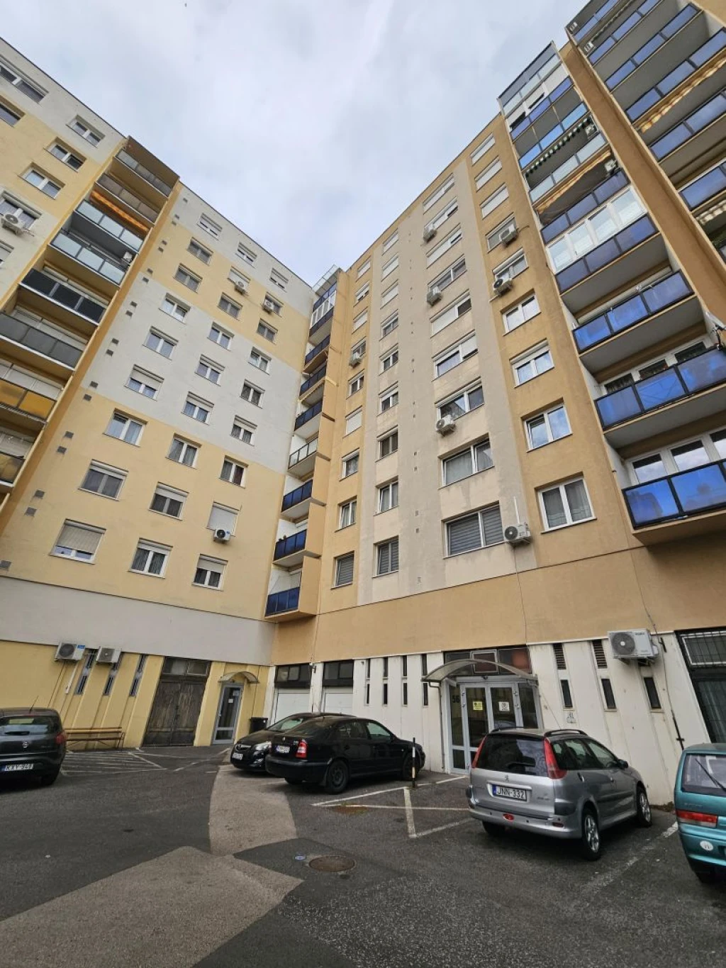 Eladó 68 m2 panel lakás, Győr