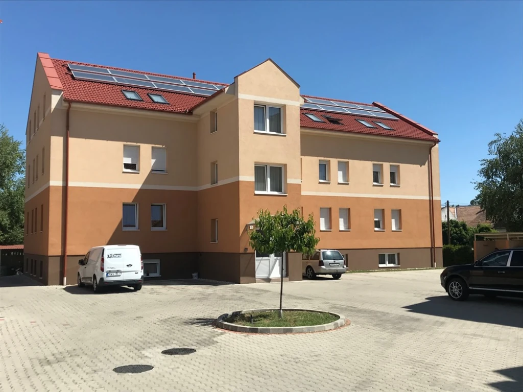 Kiadó 32 m2 tégla lakás, Győr