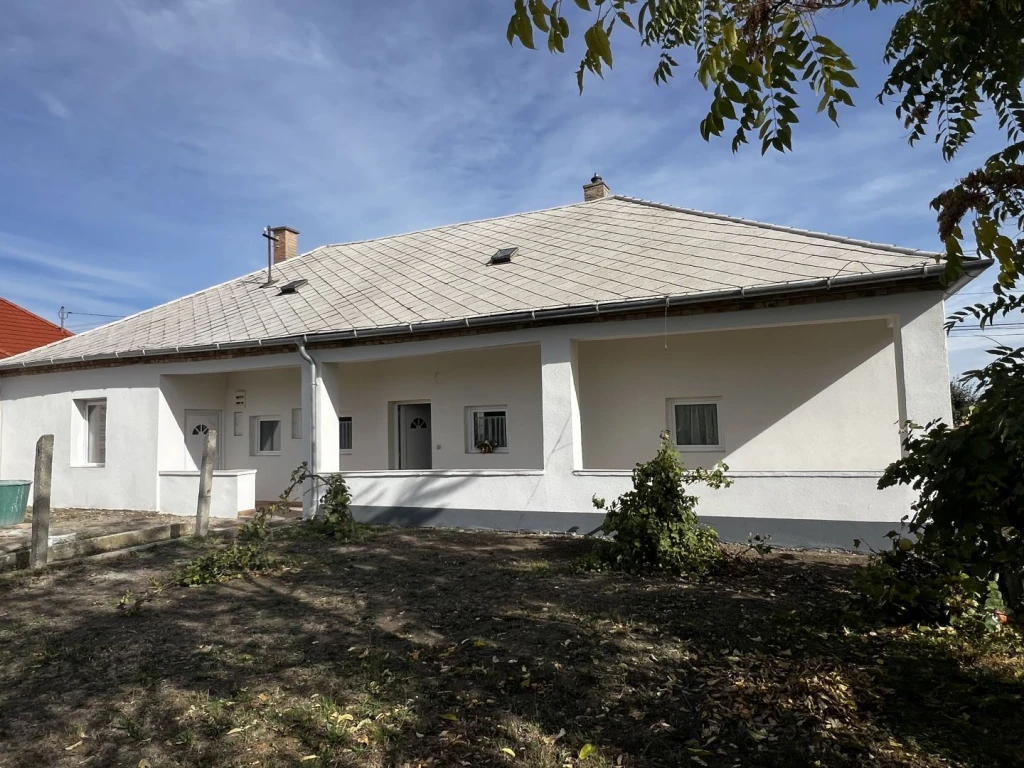 Eladó 100 m2 családi ház, Pázmándfalu