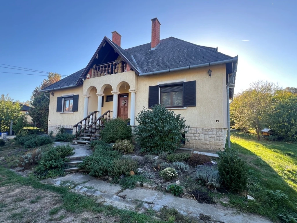 Eladó 174 m2 családi ház, Nyúl