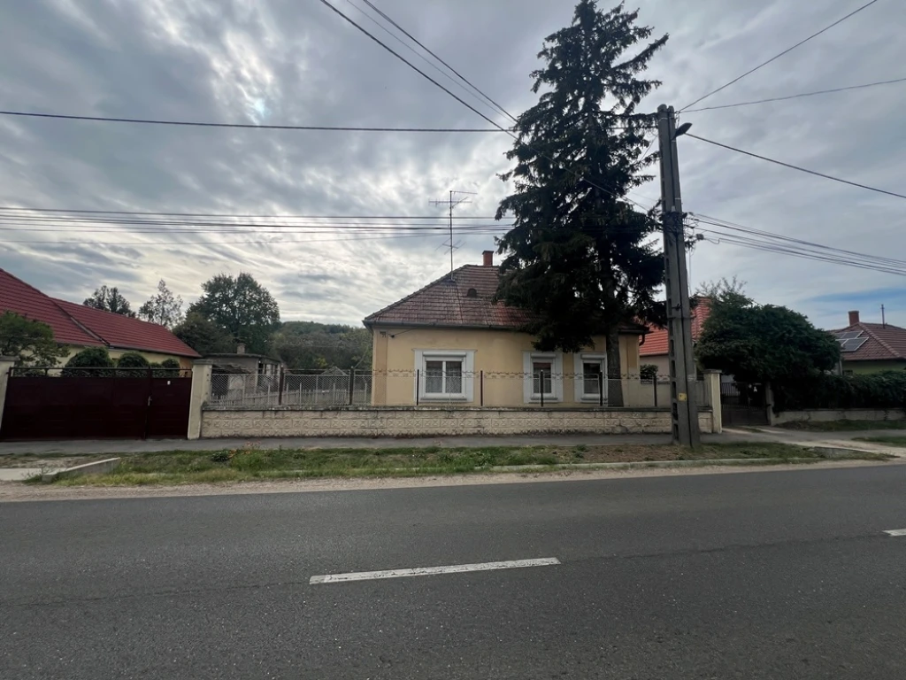 c3-1-name c2-1-name, Győrújbarát