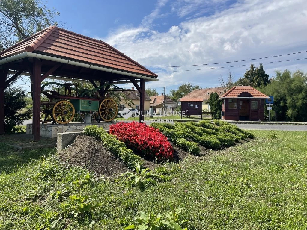 Eladó telek, Pósfa