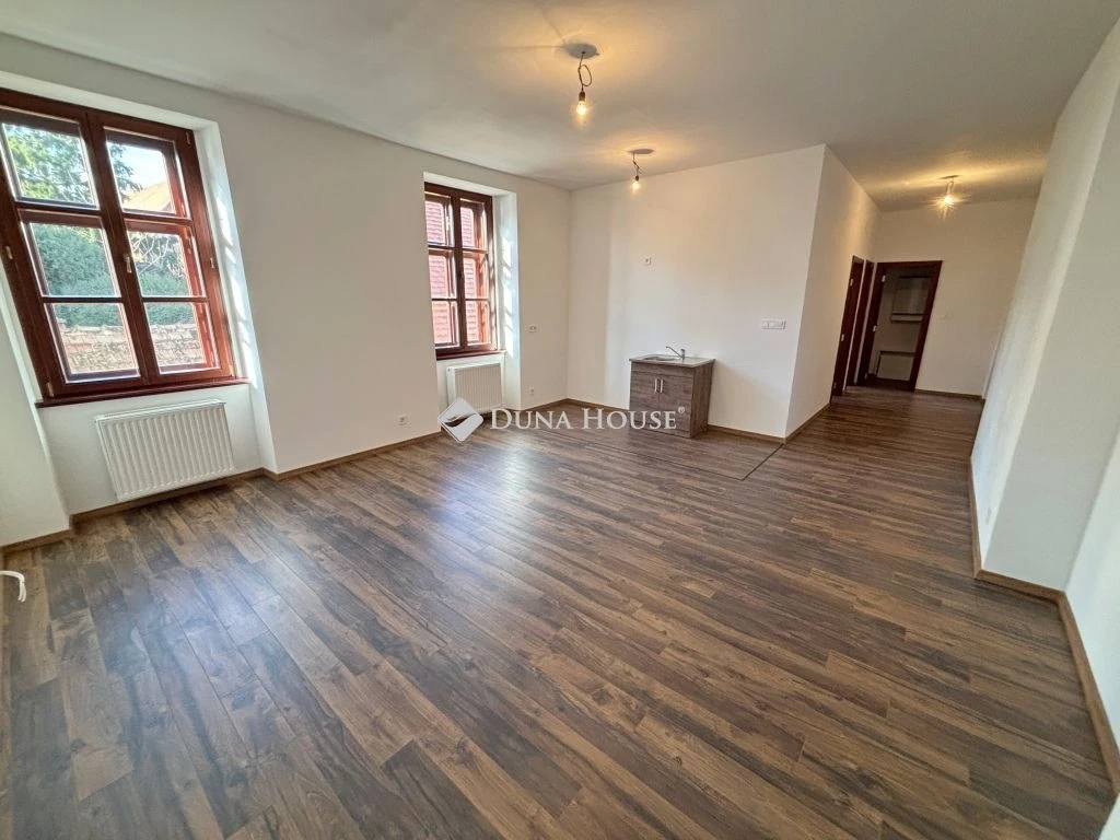 Eladó lakás, Sopron