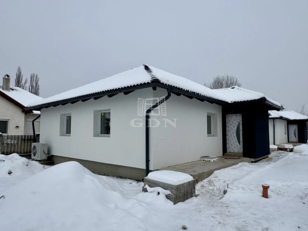Eladó ikerház, Bicske, Hőszivattyús nappali + 3 szobás