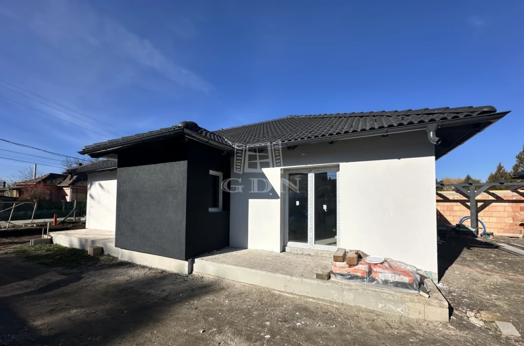 Eladó ikerház, Bicske, Hőszivattyús nappali + 3 szobás