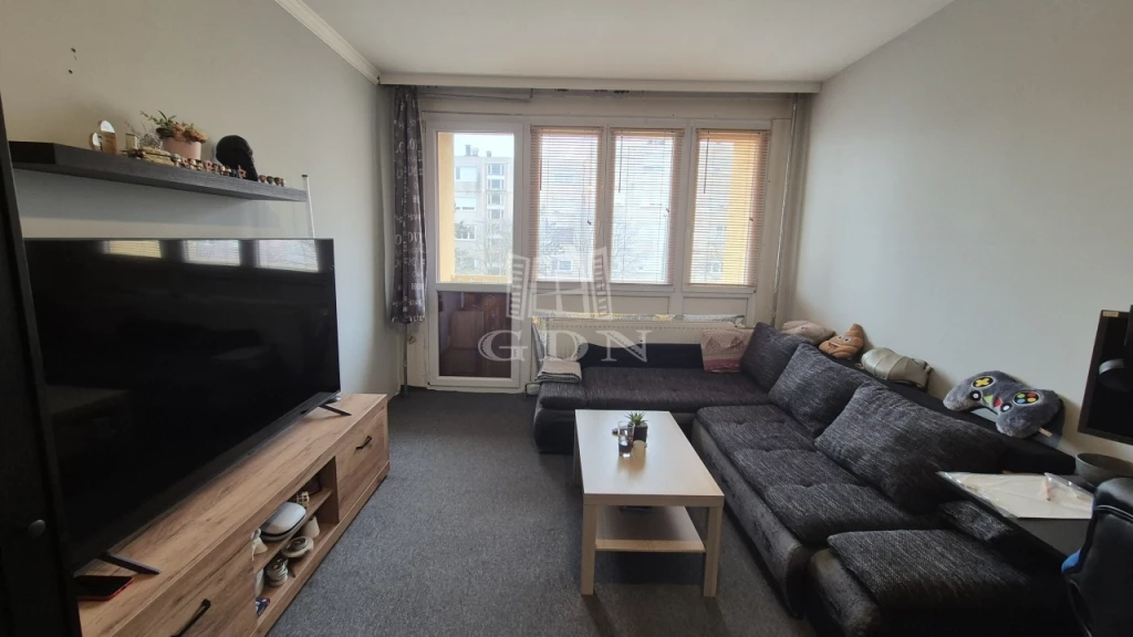 Eladó panellakás, Százhalombatta, Déli lakótelep, Központban, második emeleten.