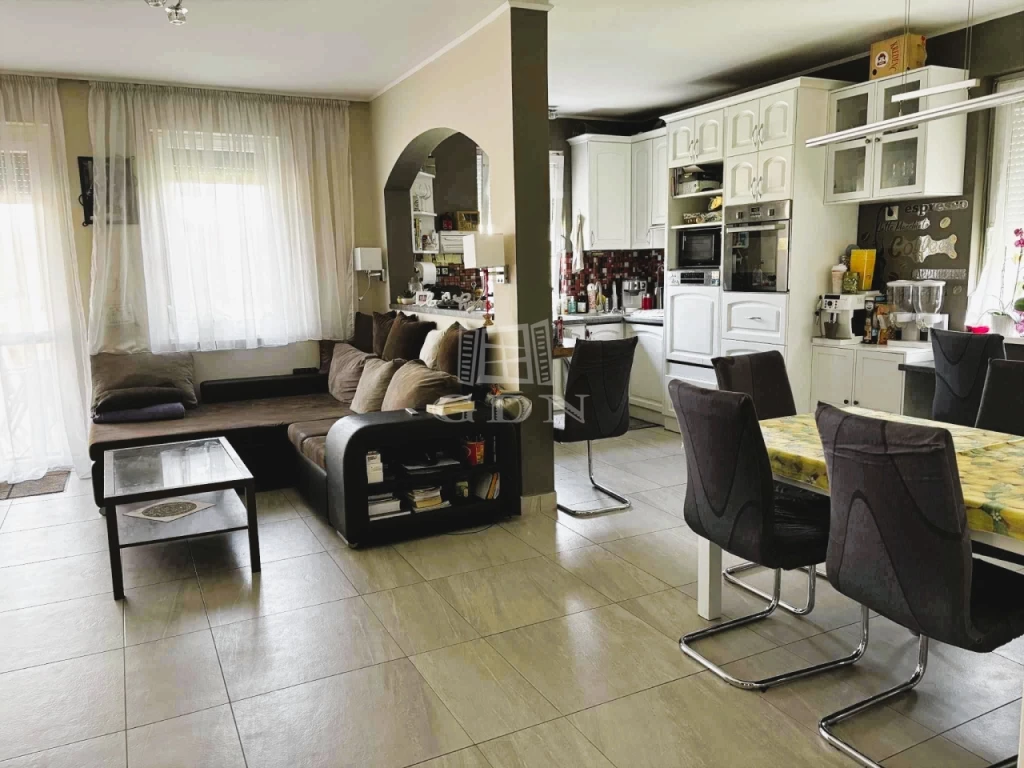 Eladó ikerház, Érd, Tusculanum, Kiváló elrendezés, kis kert