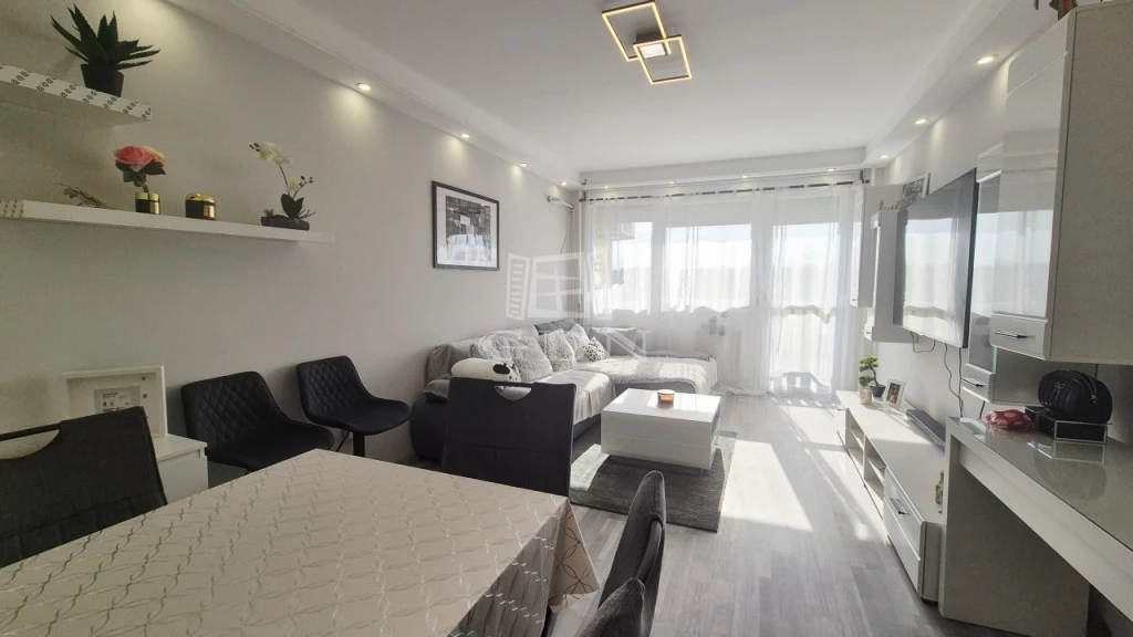 Eladó panellakás, Százhalombatta, Déli lakótelep, IDE CSAK KÖLTÖZNI KELL!