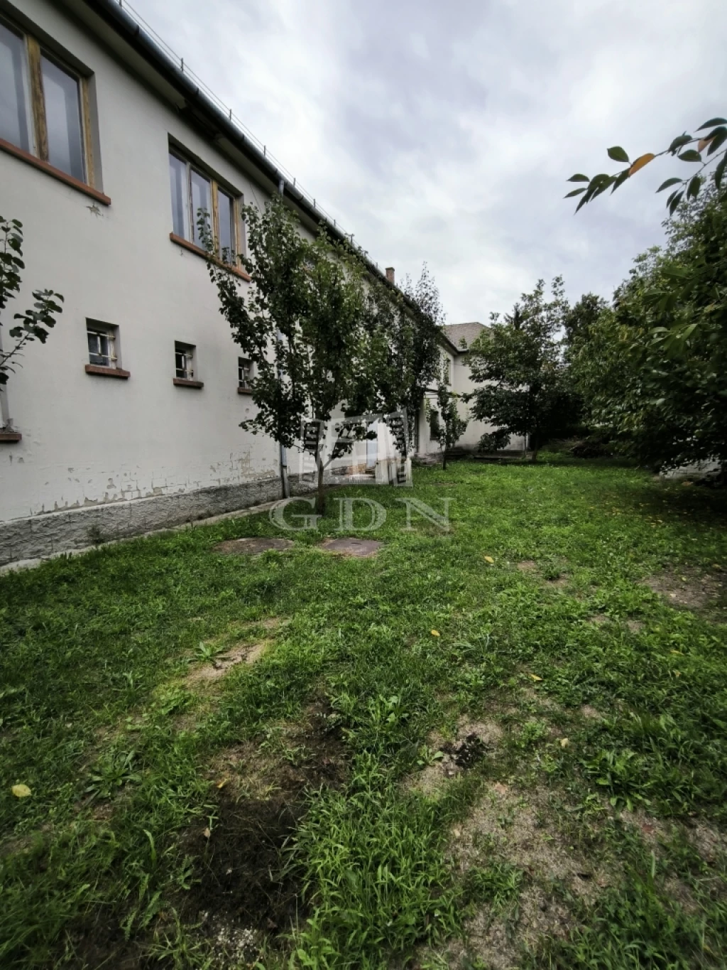 Eladó iroda, irodaház, Váchartyán, aszfaltozott utcában