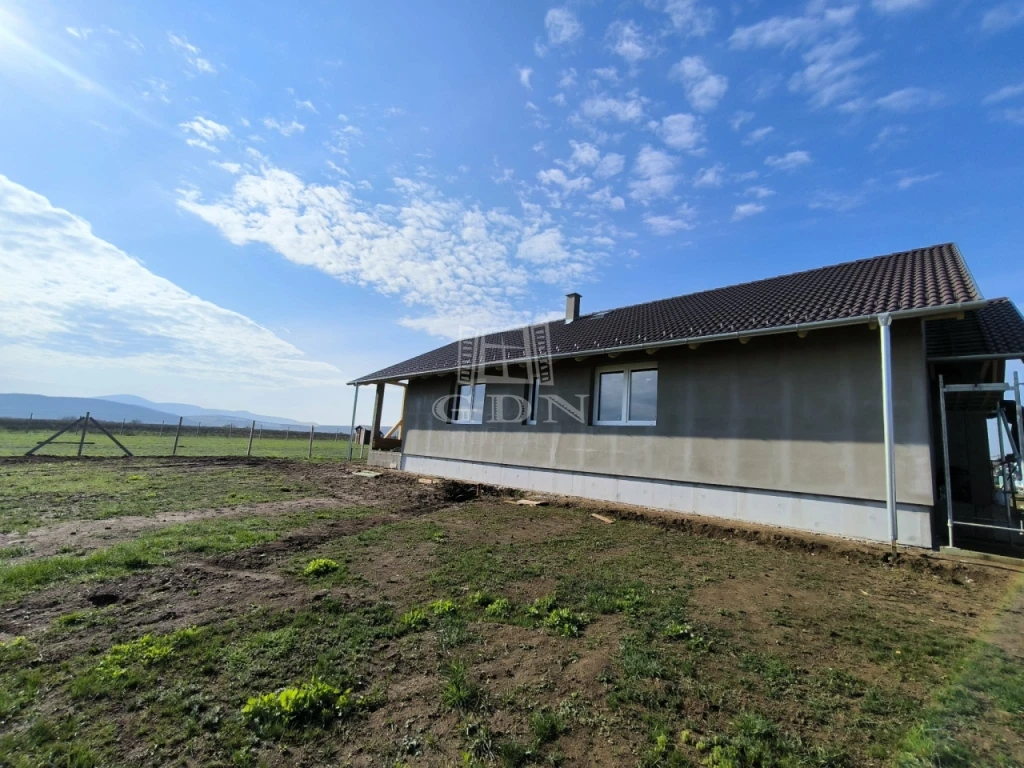 c3-1-name c2-1-name, Berkenye, csendes, panorámás részen