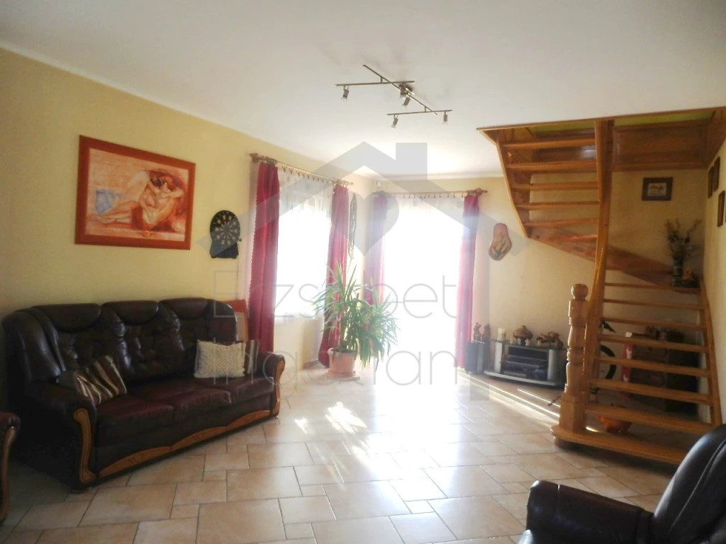 Eladó 120 m2 családi ház, Esztergom
