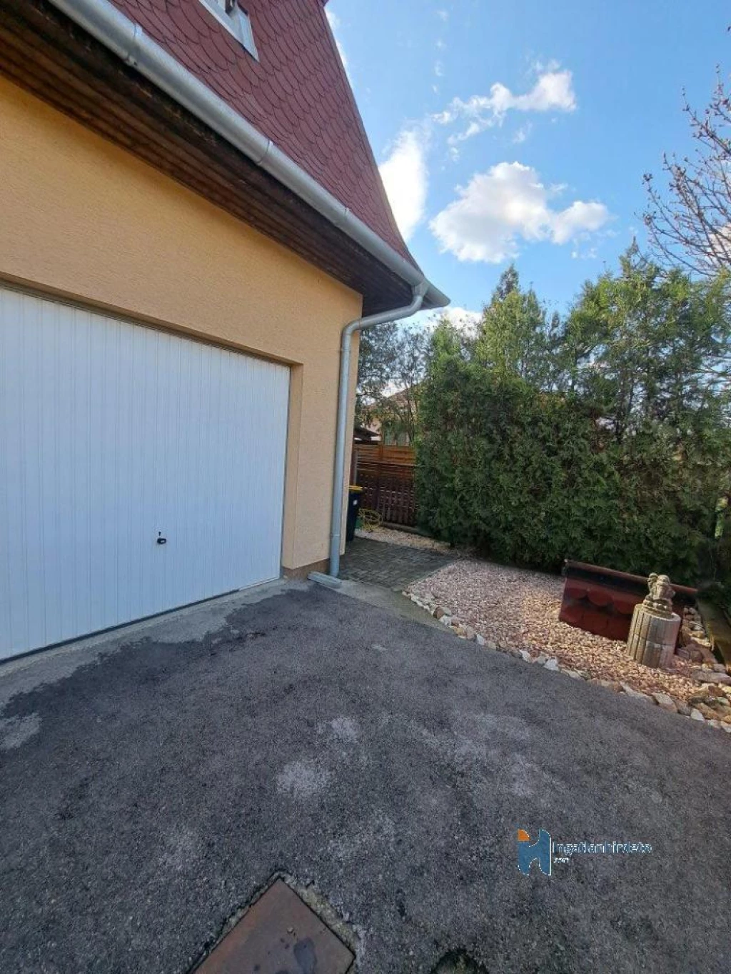 Eladó családi ház, Pusztaszabolcs, Központ